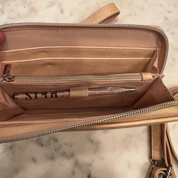 Beis Travel Wallet - Picture 2 of 2